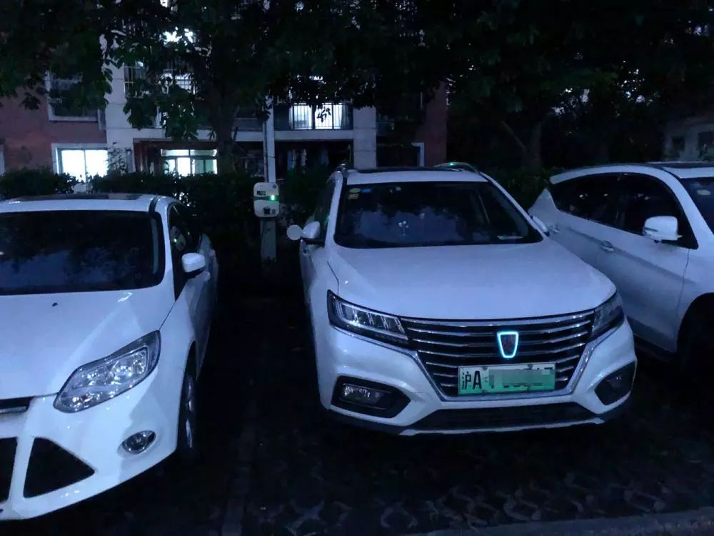 想給車充電得開10公里！如何解決出租車夜間“一樁難求”？